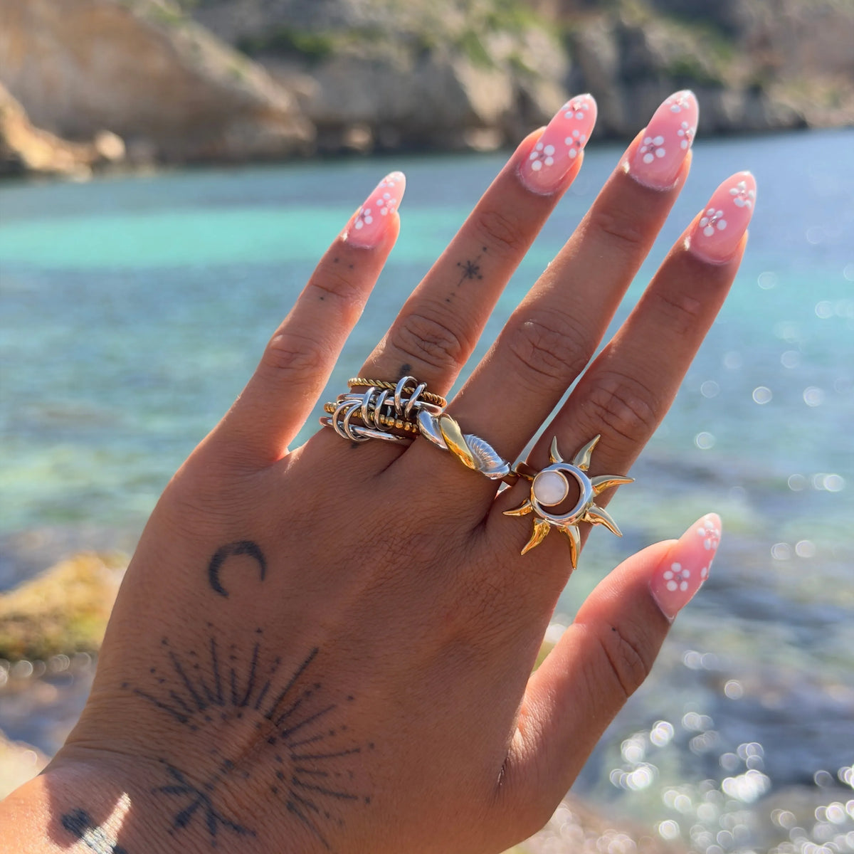 Two-Tone Interlocking Knot Ring with Layered Design