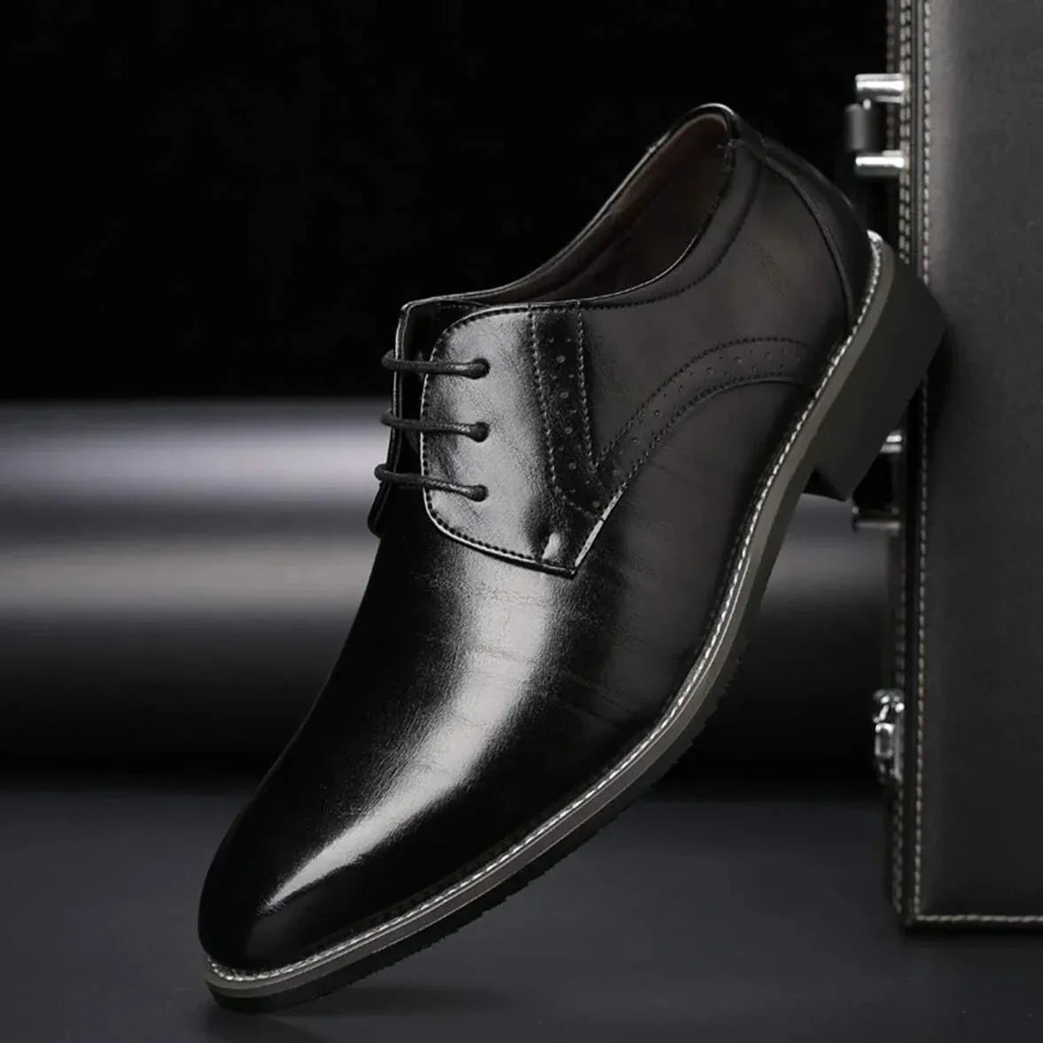 Men's Closed-Lace Oxford Shoes with Brogue Detailing